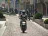  moto dans rue pavée